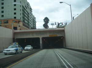 „Ft Laud FL New River Tunnel south01“ von Ebyabe - Eigenes Werk. Lizenziert unter CC BY-SA 3.0 über Wikimedia Commons - https://commons.wikimedia.org/wiki/File:Ft_Laud_FL_New_River_Tunnel_south01.jpg#/media/File:Ft_Laud_FL_New_River_Tunnel_south01.jpg