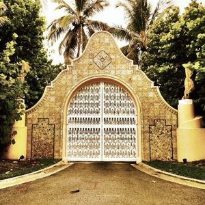 By tommietheturtle from Palm Beach, United States - marlago estage gate palm beach florida, CC BY 2.0, https://commons.wikimedia.org/w/index.php?curid=54921128